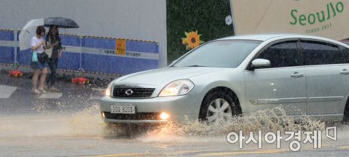 [포토]물보라 일으키는 차량