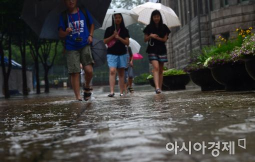 [포토]강한 비에 발걸음 재촉