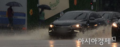 [포토]물보라 일으키는 차량