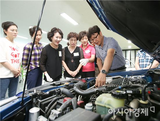 [포토]광주시 동구, 여성운전자 자동차 정비교실 개최