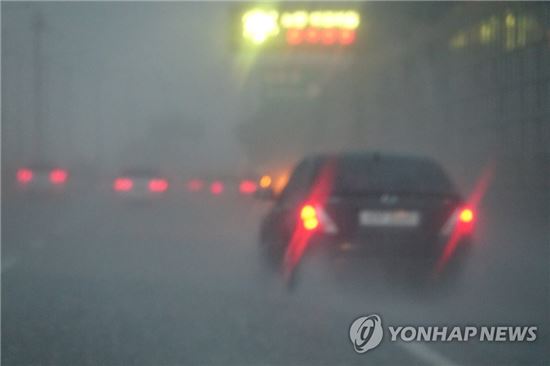 서울과 경기지역에 호우주의보와 경보가 내려진 23일 오전 서울 올림픽도로에서 앞이 보이지 않을 정도로 폭우가 내리고 있다.(사진=연합뉴스)