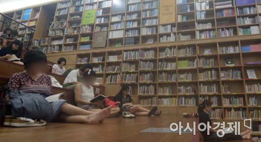 [포토]'더위와 비를 피해'