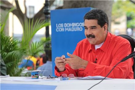 니콜라스 마두로 베네수엘라 대통령이 23일(현지시간) 국영 VTV에 개설된 자신의 주례 프로그램에서 "제국주의의 위협에도 제헌의회 선거를 강행하겠다"고 밝히고 있다. 카라카스(베네수엘라)=EPA연합뉴스