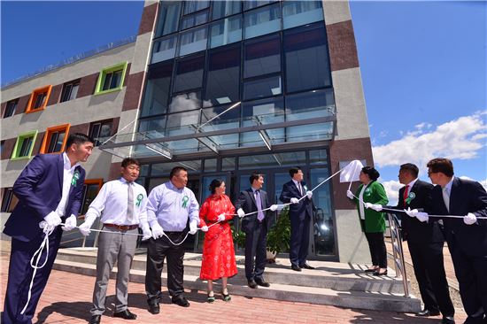 K&G복지재단의 몽골 임농업교육센터 준공식 개최 모습.