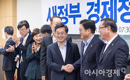 [포토]김동연 부총리와 인사하는 우원식 원내대표