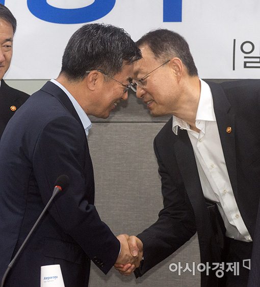 [포토]백운규 산업부 장관과 인사하는 김동연 부총리