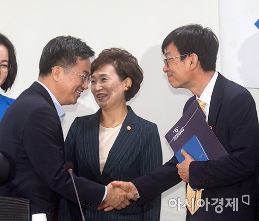 [포토]김상조 공정위원장과 인사하는 김동연 부총리