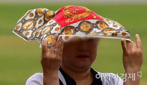 [포토]우산 대신 스카프로