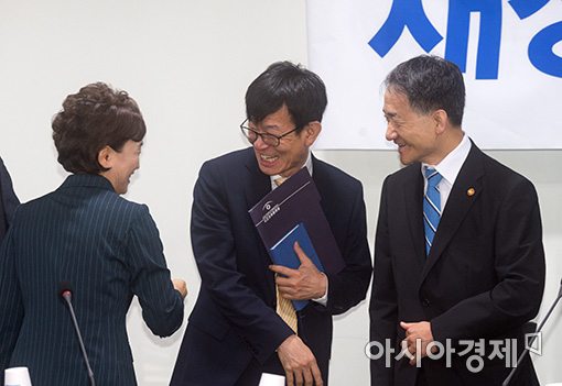 [포토]이야기 나누는 김현미 국토장관, 김상조 공정위원장, 박능후 복지장관