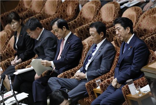 아베 신조 일본 총리(맨 오른쪽)가 24일 오전 중의원 예산위원회에 출석해 초조한 표정으로 두 손을 모은 채 의원 질의 답변 순서를 기다리고 있다. (사진=EPA연합뉴스)