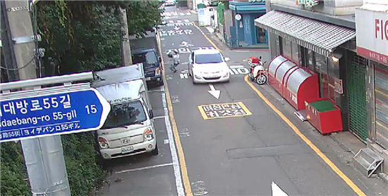 지난달 29일 오전 서울 동작구 대방동의 한 골목길에서 한 승용차가 길을 걸어가던 여성을 치고 달아나고 있다. 사진제공=영등포경찰서