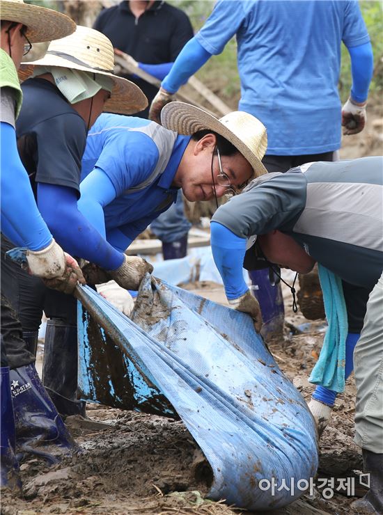 김영록 농림축산식품부 장관은 24일 충북 괴산 호우 피해지역을 방문해 일손돕기를 진행했다.
