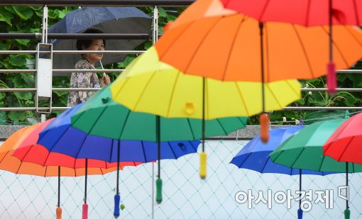 [포토]형형색색 우산과 함께