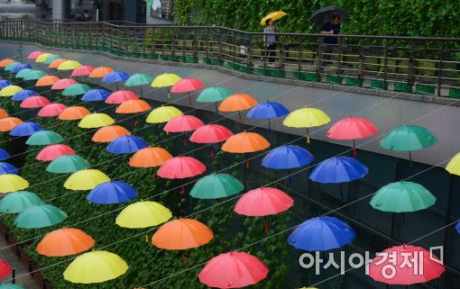 [포토]알록달록 우산과 함께