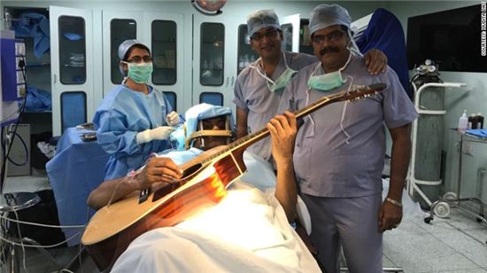 인도 음악가, 7시간 동안 기타 치며 뇌수술 받은 사연(영상)