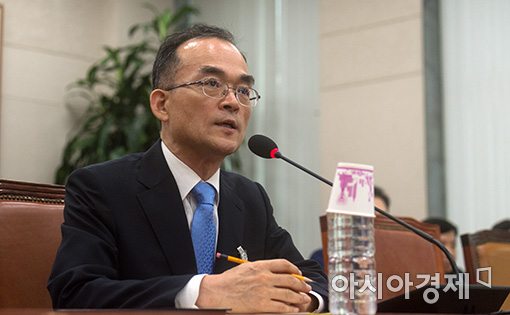 [포토]답변하는 문무일 후보자