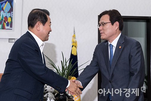 [포토]박주선 비대위원장 찾은 최종구 금융위원장