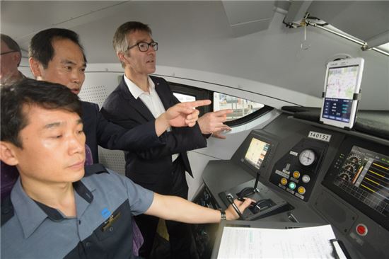 자비에 왕 SNCF 차량본부장(맨 오른쪽) 등 기술분야 전문가들이 24일 오전 KTX-산천 기관실에 탑승해 기관사용 내비게이션을 둘러보고 있다. 