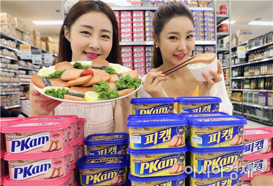 24일 오전 서울 한강로 이마트 용산점에서 모델들이 이마트에서 새로 출시한 프리미엄 햄 피코크 피캠을 선보이고 있다.

