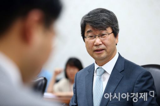 [포토]모두발언하는 김지형 위원장