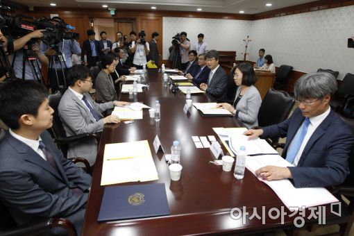 신고리 5·6호기 공론화위원회가 지난 7월24일 첫 회의를 열고 있다. 