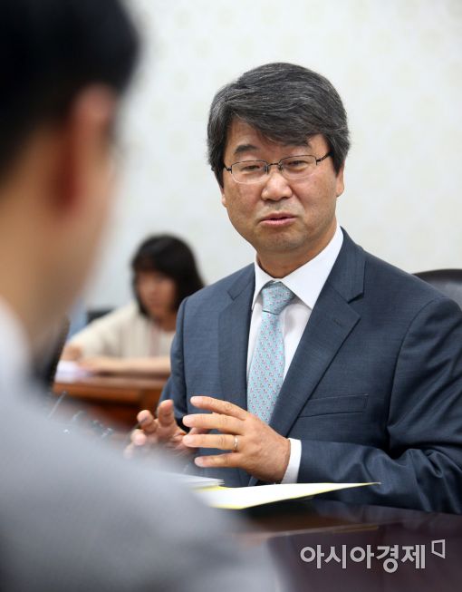 [포토]회의 주재하는 김지형 위원장