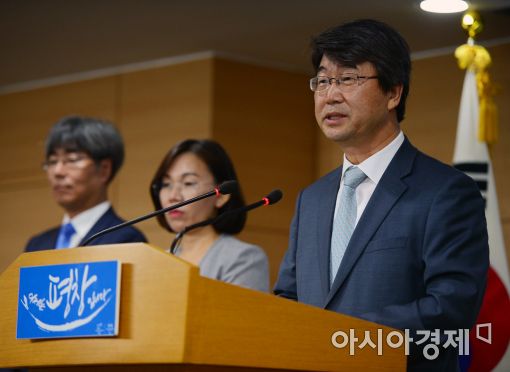 김지형 신고리 5,6호기 공론화위원장(오른쪽)이 24일 정부서울청사에서 브리핑을 하고 있다.