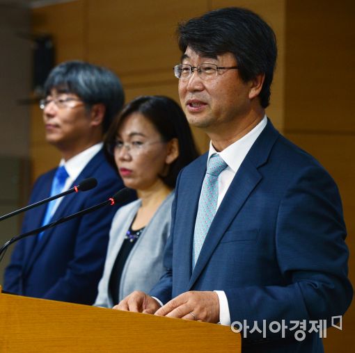 [포토]첫 회의 브리핑하는 김지형 공론화위원장