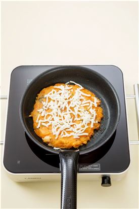 4. 모차렐라 치즈를  듬뿍 얹고 뚜껑을 덮어 치즈를 녹이고 남은 실파를 뿌린다. 