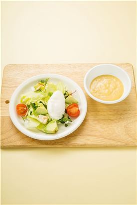4. 그릇에 샐러드 채소를 담고 포치드 에그, 크래커, 아보카도, 방울토마토를 얹고 시저 드레싱을 곁들인다.