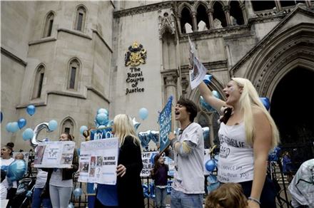 "찰리야, 어른들이 미안하다"…희소병 아기, 연명치료 '포기'