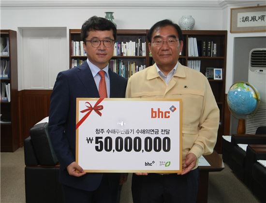 bhc치킨 박현종 회장(왼쪽)이 24일 청주 수해지역을 방문해 성금 5000만원을 전달하고 있다.

