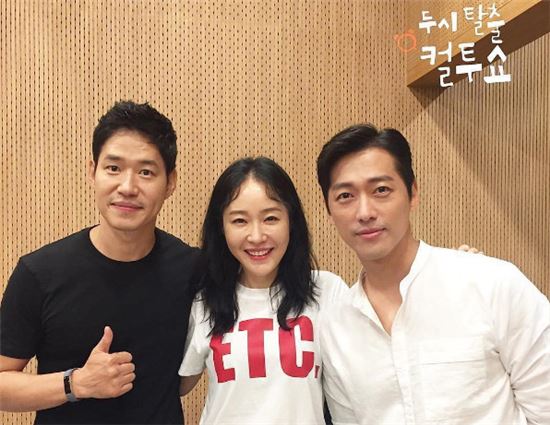 ‘조작’ 엄지원, 유준상-남궁민 사이에서 ‘찰칵’? 화사한 미소