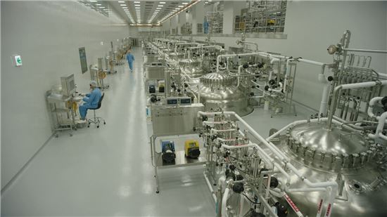 삼성바이오로직스 2공장 내부 모습. 거대한 맥주 양조탱크를 연상케 하는 1만5000ℓ짜리 세포배양기 10대가 자리하고 있다.