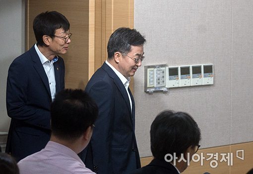 [포토]브리핑실 들어서는 김동연 부총리