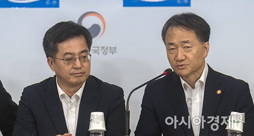 [포토]경제정책방향 브리핑하는 박능후 복지장관
