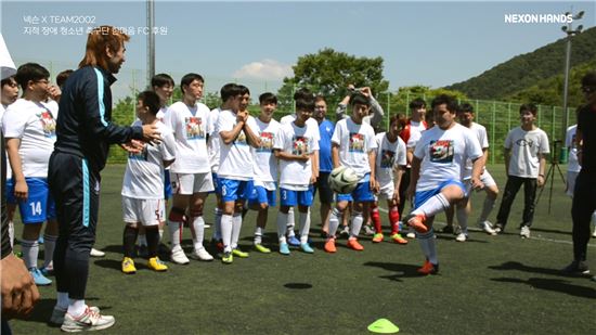 [카드뉴스]동찬이가 축구 국가대표의 꿈을 키우는 곳은