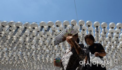 [포토]파란 하늘, 하얀 연등