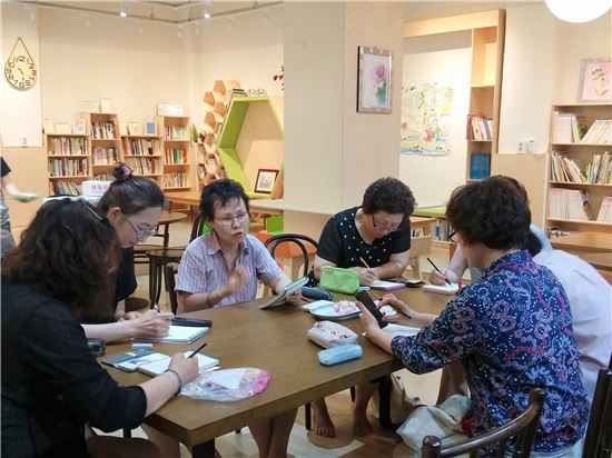 서대문구 홍은벽산아파트 북카페에서 주민 모임이 열리고 있다.