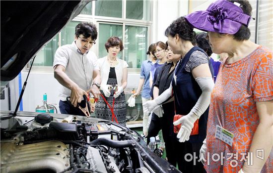 [포토]광주시 동구, 여성운전자 자동차 기초 정비 교육
