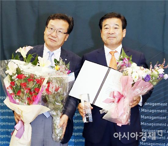 이용부 보성군수(오른쪽)는 25일 서울 프레스센터에서 헤럴드경제가 주최하고 한국경영평가원이 주관하며 한국소비자연대포럼이 후원하는 '2017대한민국 미래경영대상  지방자치부문’에서 대상을 수상하는 영예를 안았다. 
