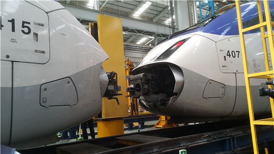 25일 오전 코레일이 고양 수도권차량융합기술단서 '열차 연결 지원시스템'을 활용한 KTX-산천 중련 편성 작업을 시연하고 있다.