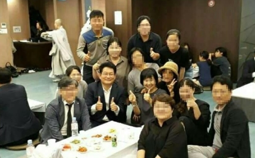 송영길·손혜원, 김군자 할머니 빈소서 '엄지척' 논란 사과