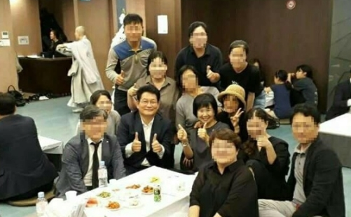 송영길, 손혜원 더불어민주당 의원 지난 24일 '일본군 위안부' 피해자인 고 김군자 할머니의 빈소가 차려진 경기 성남 분당 차병원 장례식장에서 엄지를 들고 웃으며 사진을 찍어 논란이 됐다. 사진=온라인 커뮤니티 캡쳐