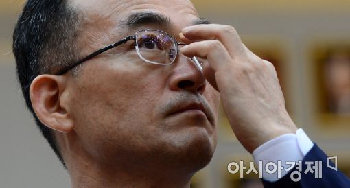 [포토]안경 올리는 문무일 신임 검찰총장