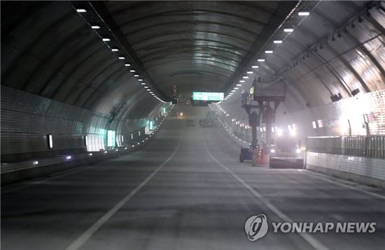 '국내 최장' 북항터널 침수…오늘까지 4일째 통제