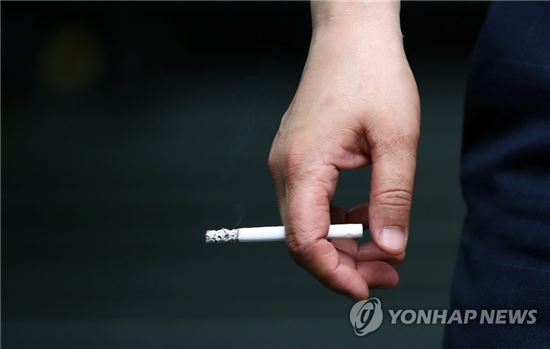 ‘다시 2500원으로’…한국당, 담뱃값 2000원 인하 법 만든다