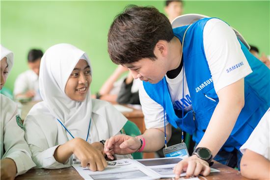 인도네시아 자카르타에 위치한 현지 고등학교에서 삼성전자 임직원이 현지 청소년들을 대상으로 IT 교육을 실시하고 있다.
