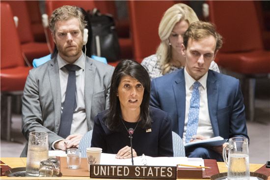 니키 헤일리 유엔주재 미국 대사가 25일(현지시간) 유엔안전보장이사회 회의에서 발언하고 있다. 뉴욕(미국)=AP연합