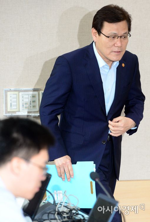 [포토]브리핑룸 들어서는 최종구 금융위원장